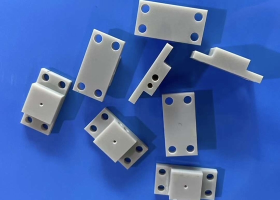 Alümina Nitrür Seramik Parçalar 15KV/mm Dielektrik Dayanımı 4.5-5.5x10-6/K